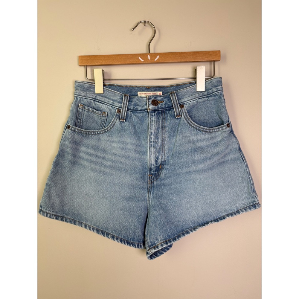 Levis High Waisted Mom Shorts Light Wash Denim Size 29 A1965-0047